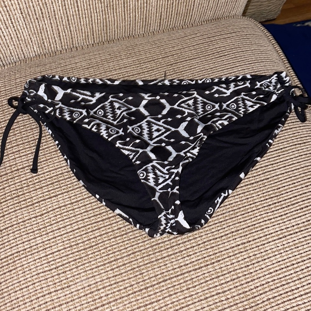 black and white patterned bikini bottoms